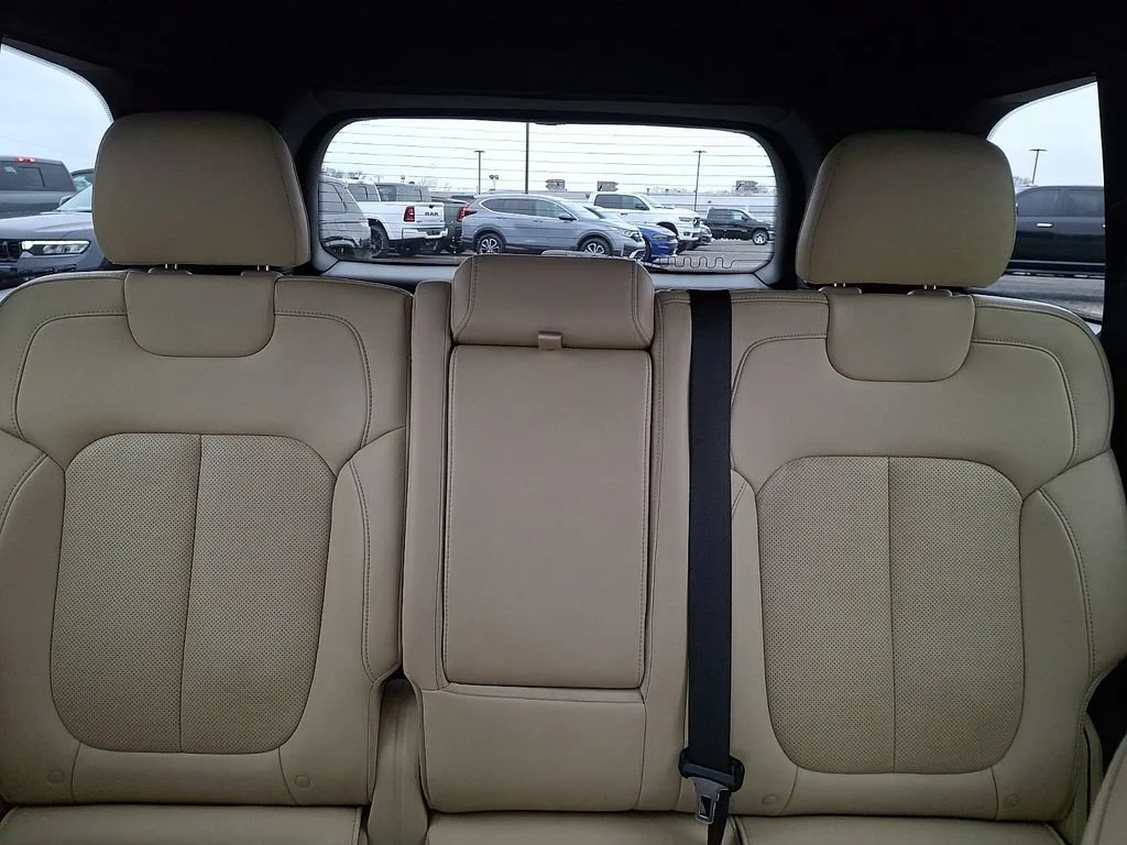 Used 2023 Diamond Black Crystal Pearlcoat Jeep Limited image 20
