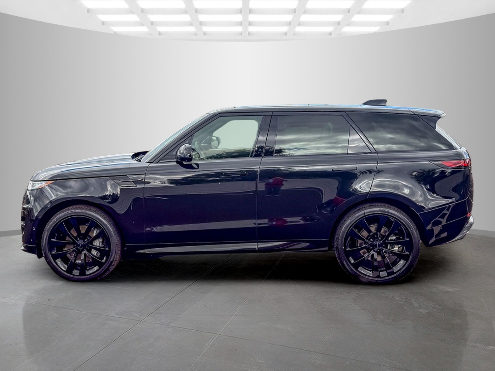New 2026 Santorini Black Land Rover Dynamic SE image 2