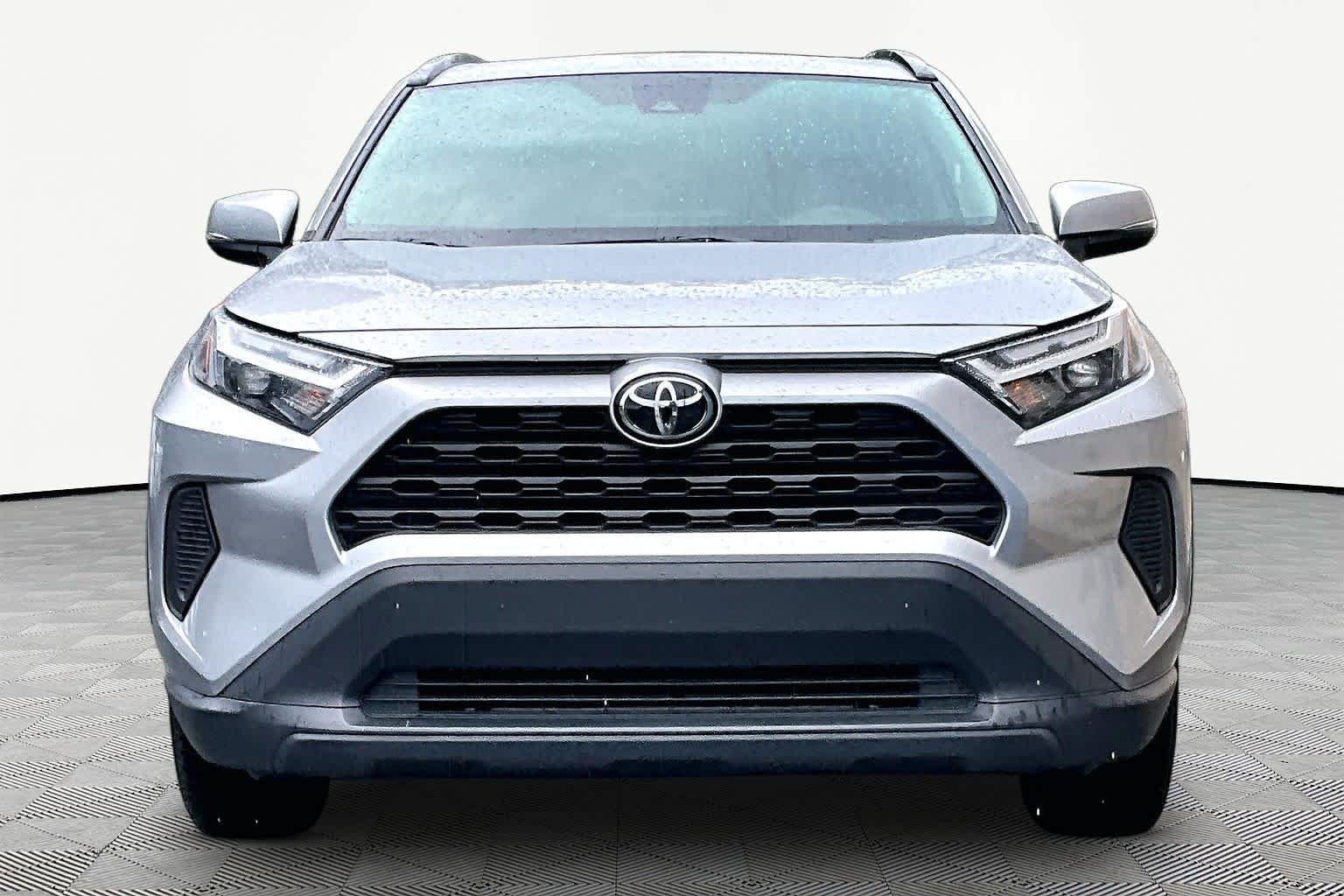Used 2025 Silver Sky Metallic Toyota XLE image 4