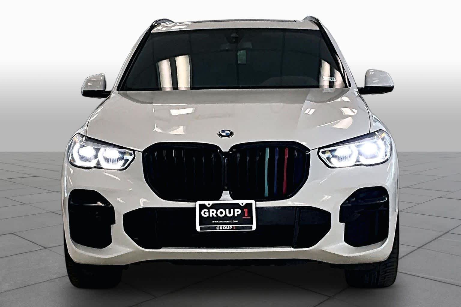 Used 2022 Alpine White BMW sDrive40i image 3