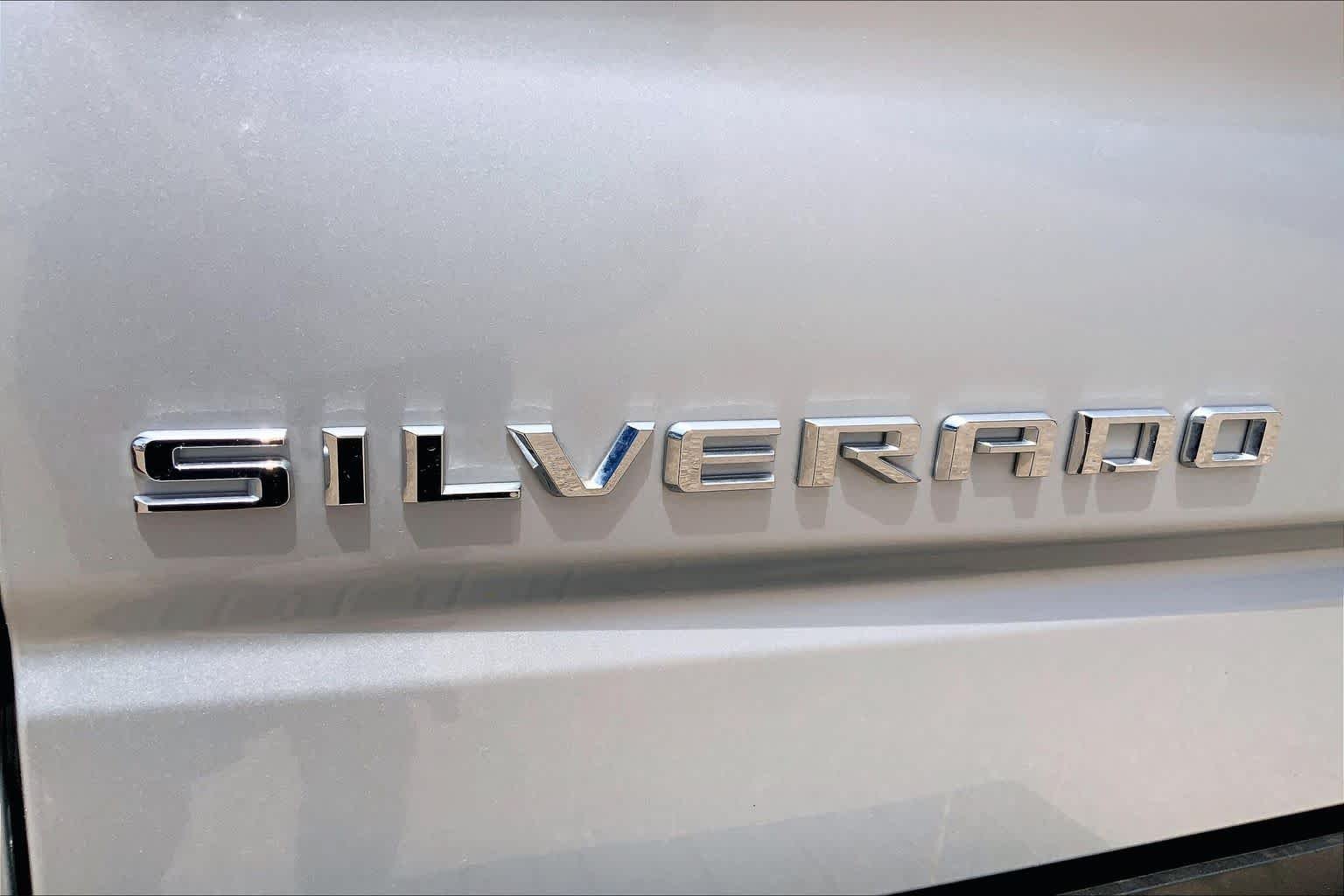 Used 2022 Silver Ice Metallic Chevrolet RST image 31