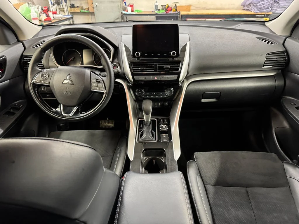 Used 2025 Silver Mitsubishi SE image 17