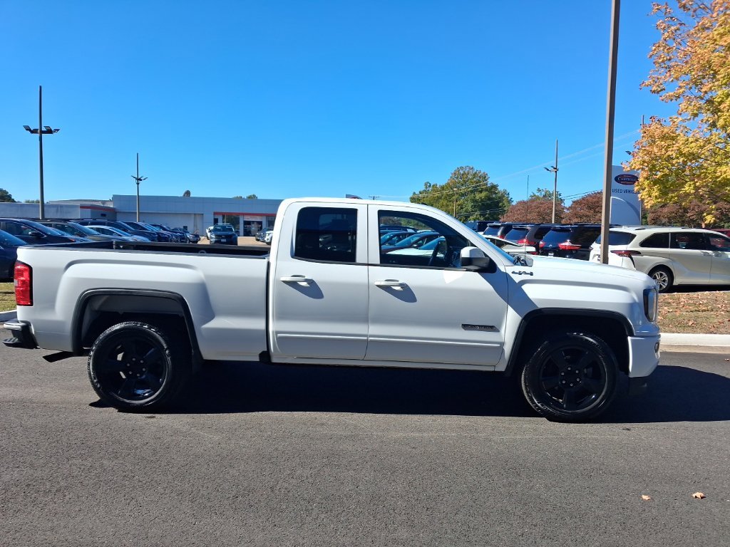 Used 2017  GMC Base image 2
