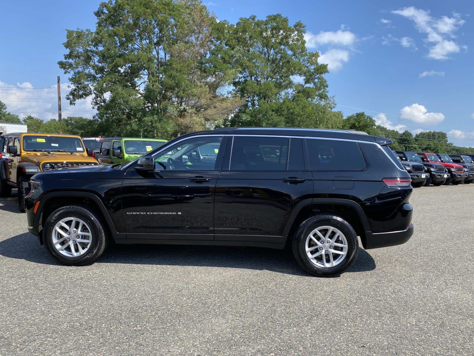 Certified Used 2023 Diamond Black Crystal Pearlcoat Jeep Laredo image 8