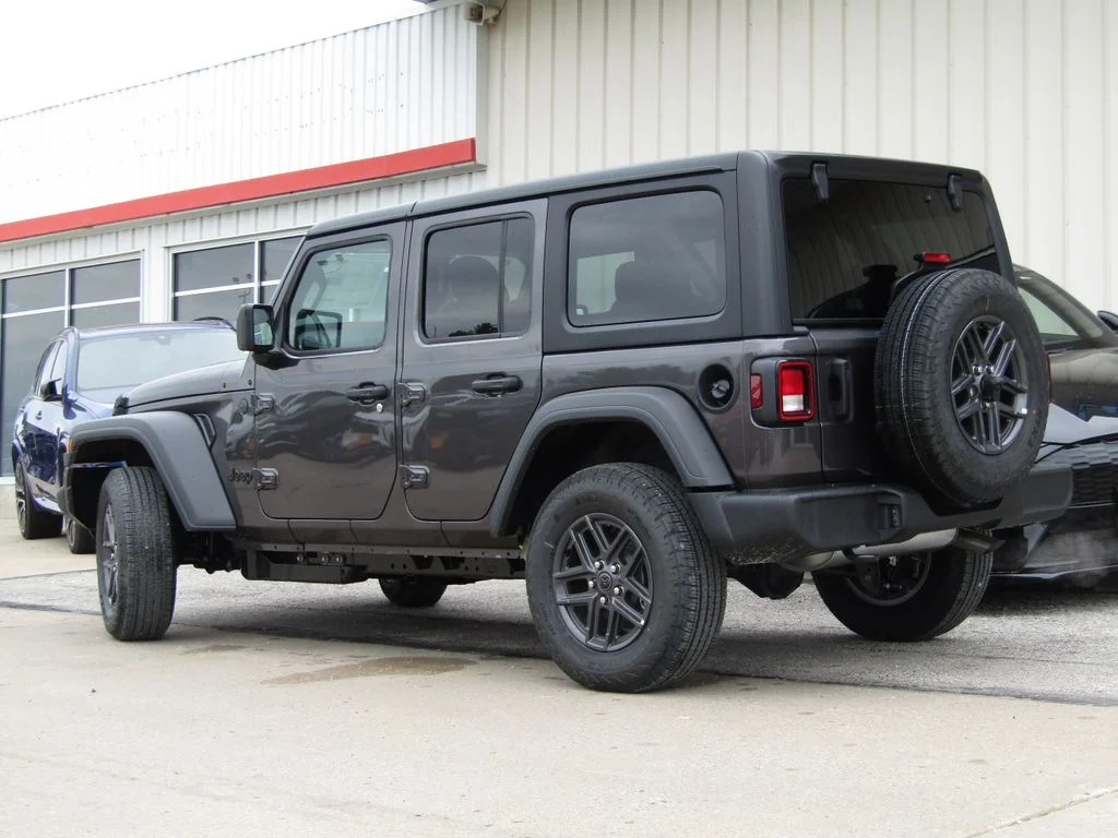 New 2026 Granite Crystal Metallic Clearcoat Jeep Sport RHD image 10