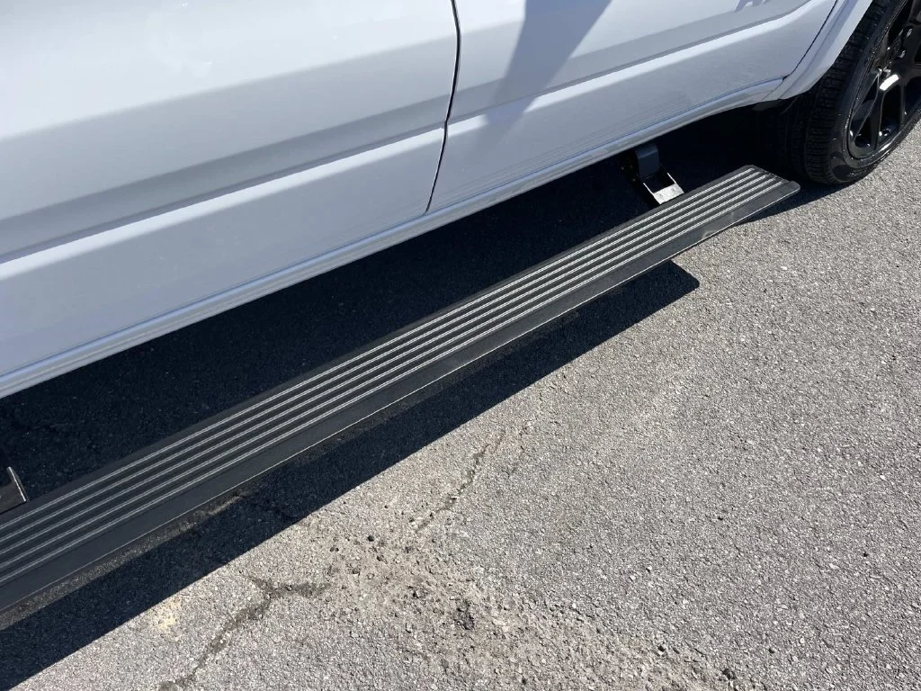 New 2027 Bright White Clear-Coat Exterior Paint RAM Laramie image 24