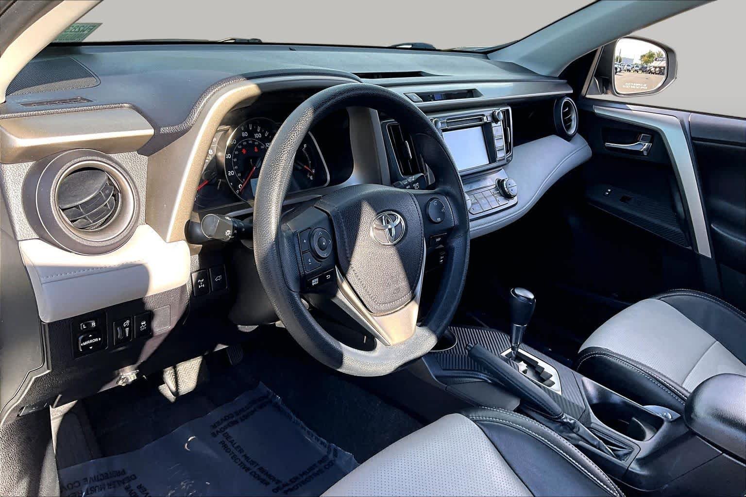 Used 2015 Classic Silver Metallic Toyota XLE image 17
