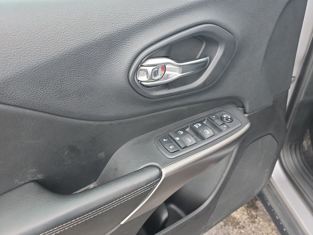 Used 2019 Billet Silver Metallic Jeep Latitude image 20