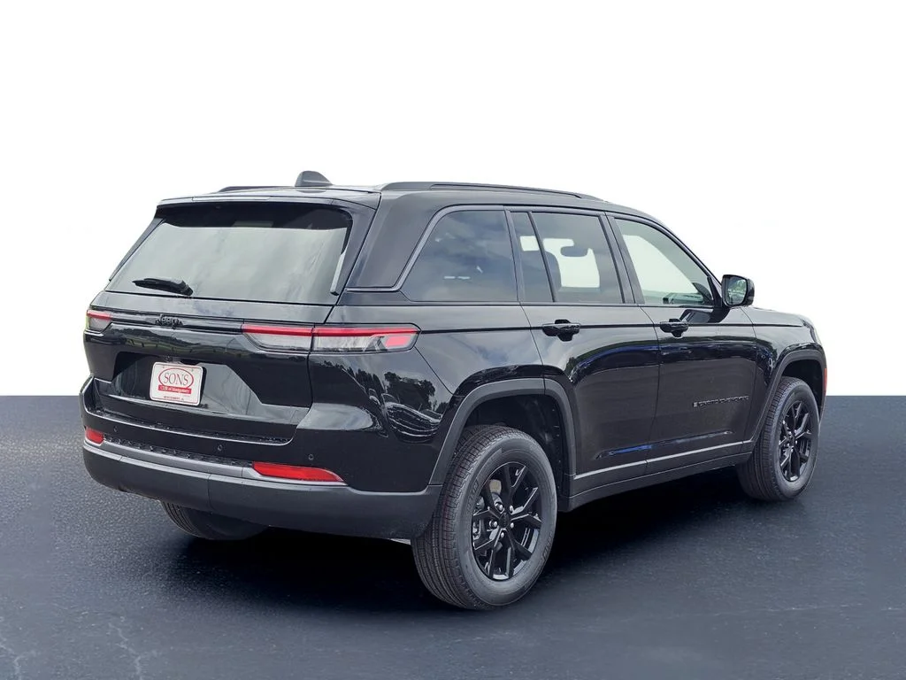 New 2026 Diamond Black Crystal Pearl-Coat Exterior Paint Jeep Altitude image 8