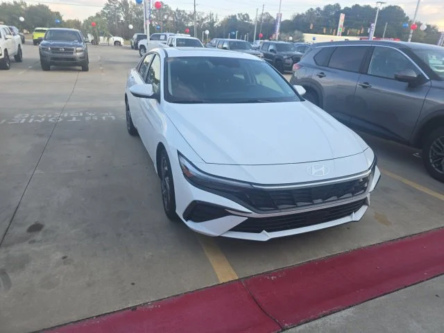 Used 2025 White Hyundai SEL Convenience image 1