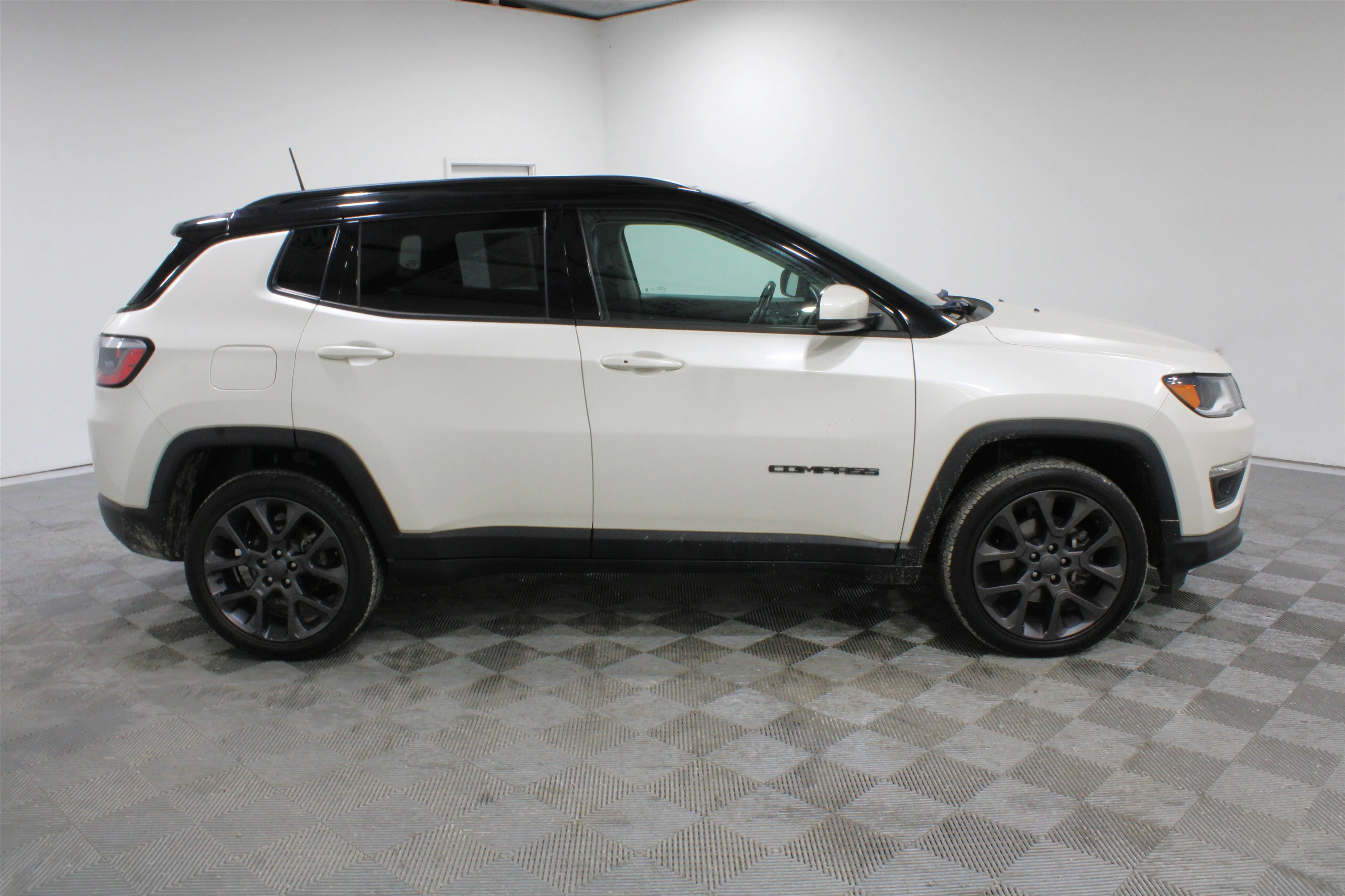 Used 2019 Pearl White Tri-Coat Jeep High Altitude image 27
