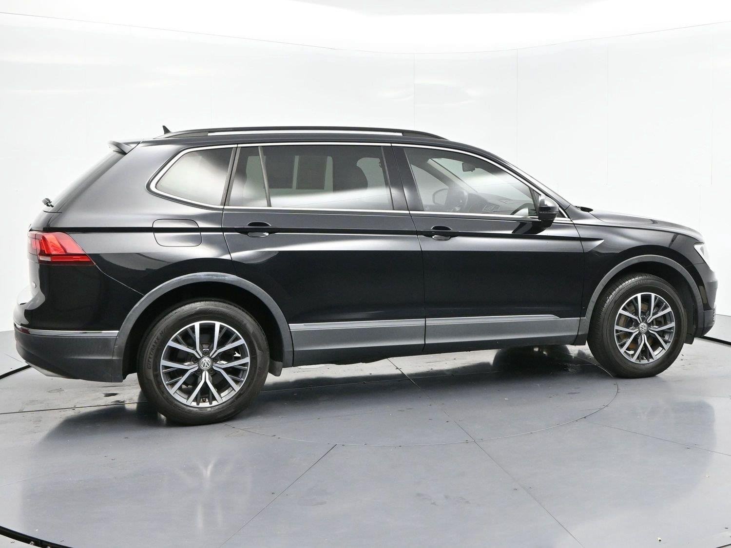 Used 2020 Deep Black Pearl Volkswagen SE image 8