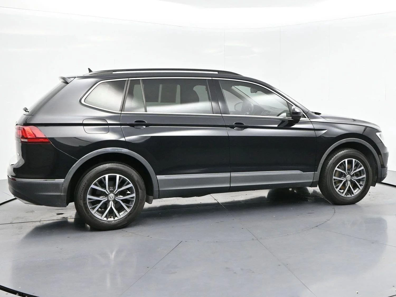 Used 2020 Deep Black Pearl Volkswagen SE image 8