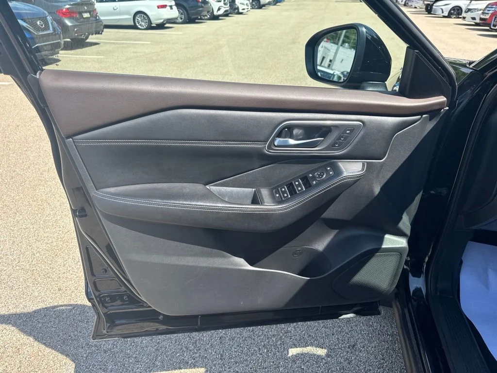 Used 2021 Black Nissan SL image 11