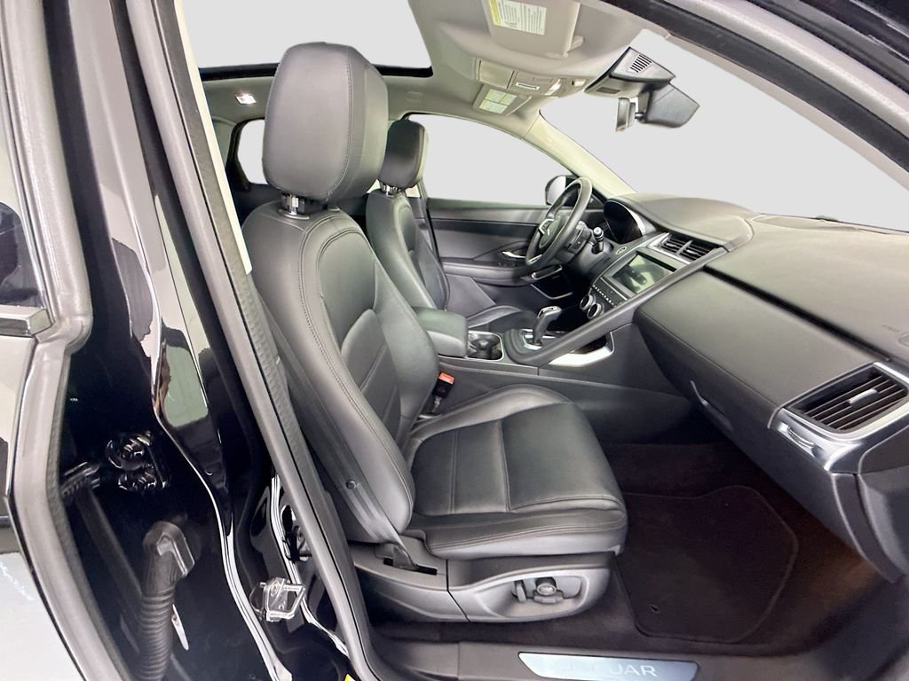 Used 2020  Jaguar SE image 20
