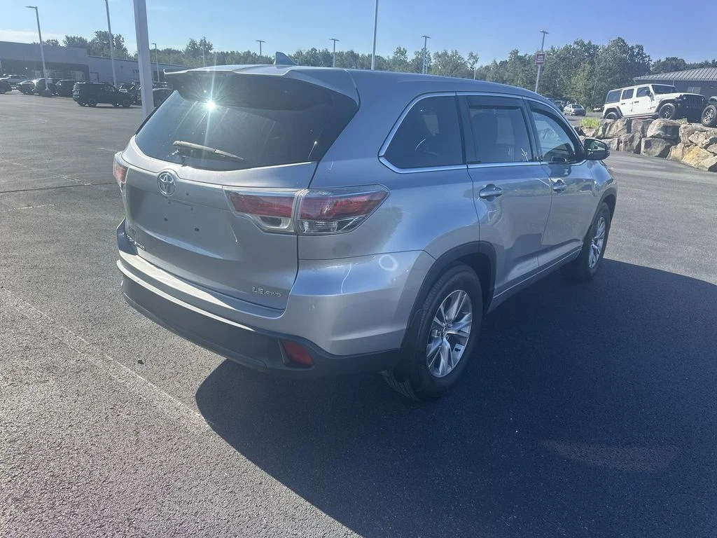 Used 2016 Silver Toyota LE V6 image 8
