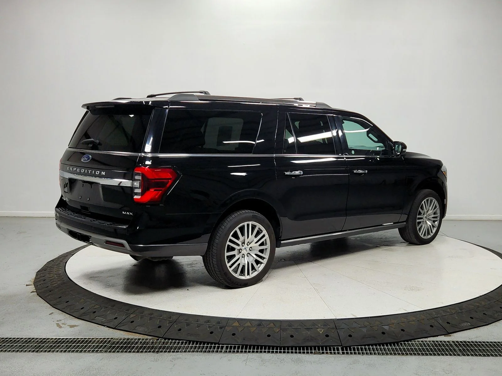 Used 2023 Black Ford Limited image 9