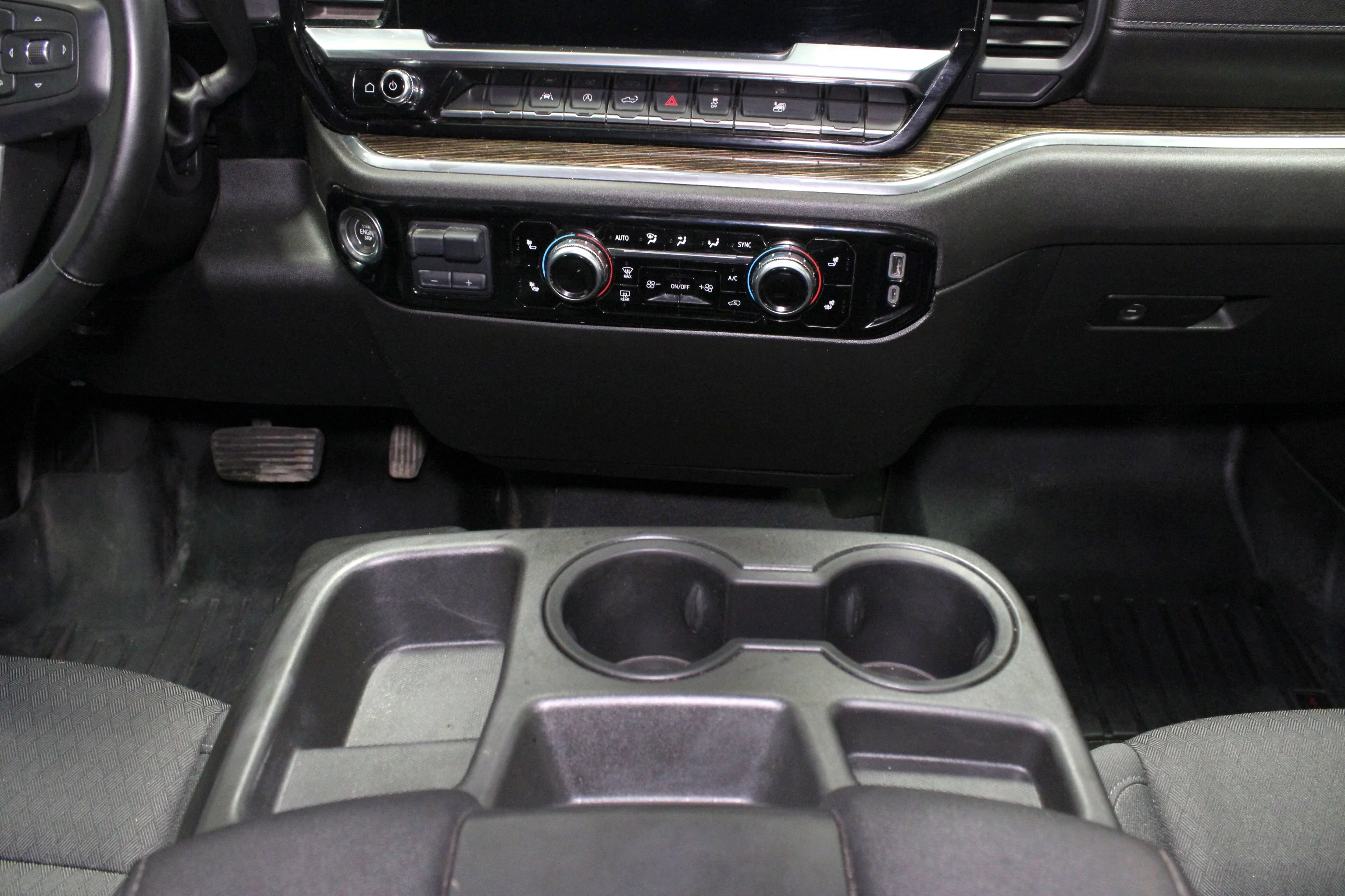 Used 2023 Summit White GMC SLE image 21