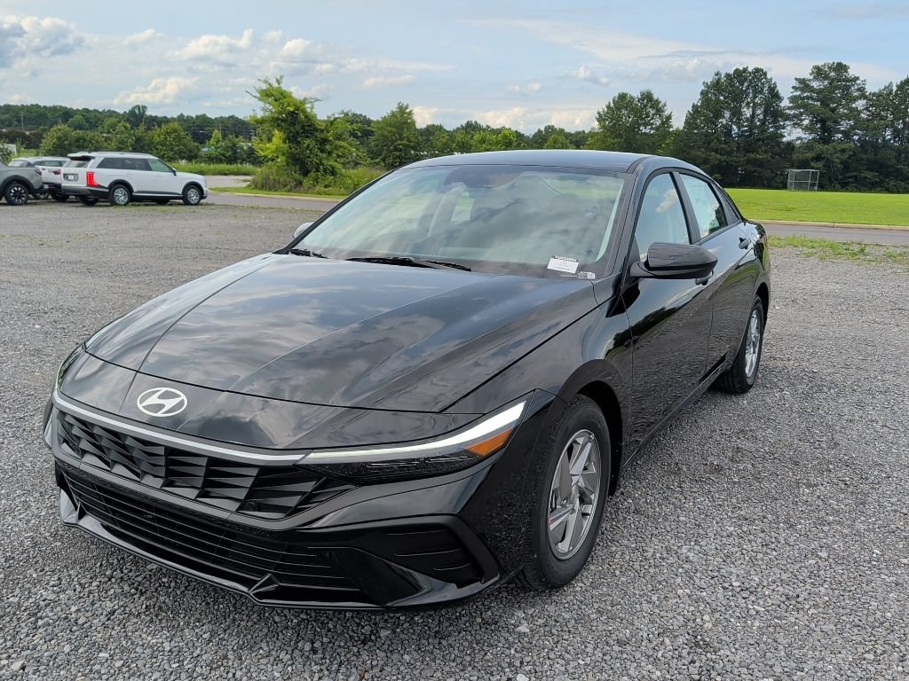 New 2026 Abyss Black Hyundai SE image 4