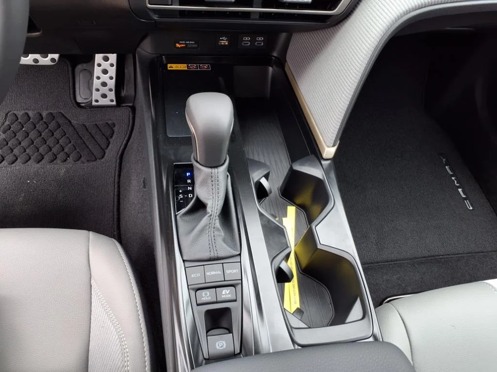 2025 Toyota Camry SE - Photo 16