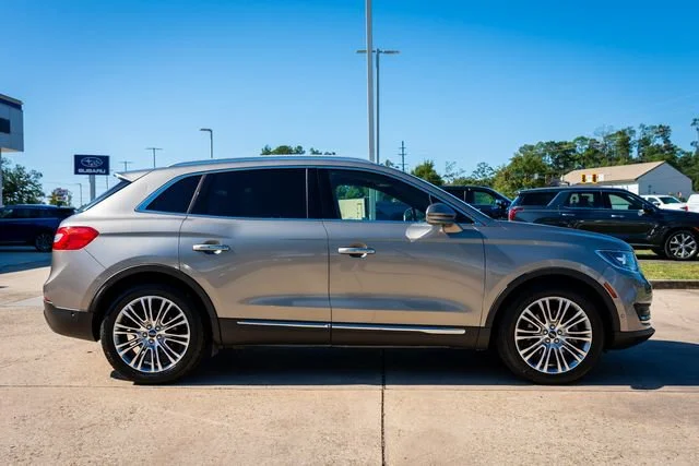 Used 2016 Luxe Metallic Lincoln Reserve image 19