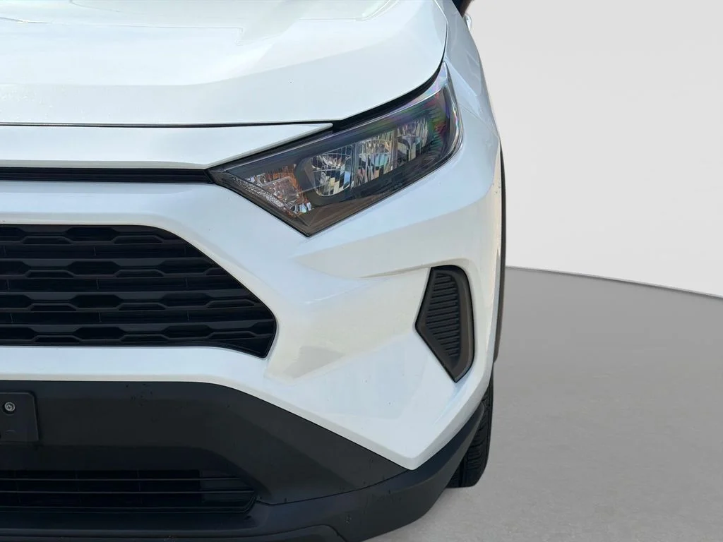 Used 2022 White Toyota LE image 11