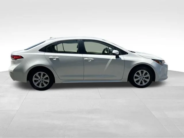 Used 2020 White Toyota LE image 6