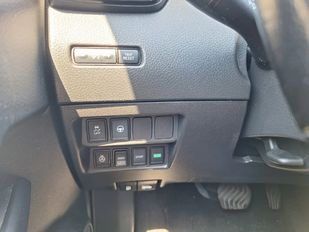 Used 2022 Black Nissan SL image 19
