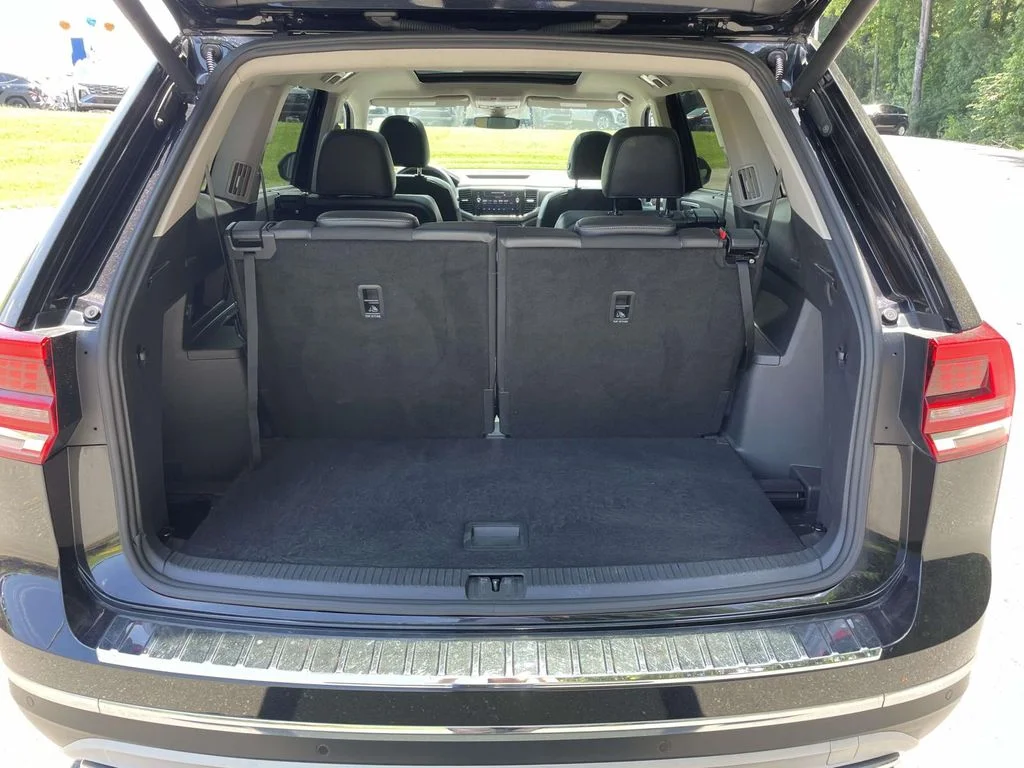 Used 2019 Black Volkswagen SEL image 9