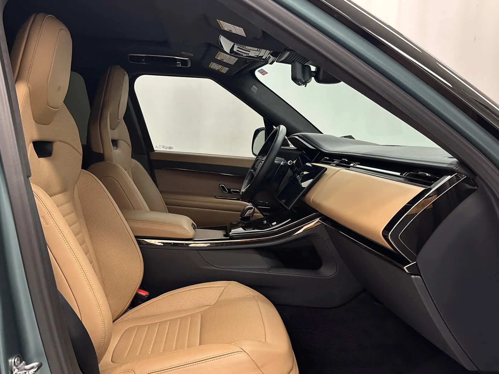 Used 2025 SV BESPOKE MATTE GREEN Land Rover SV Edition Two image 17