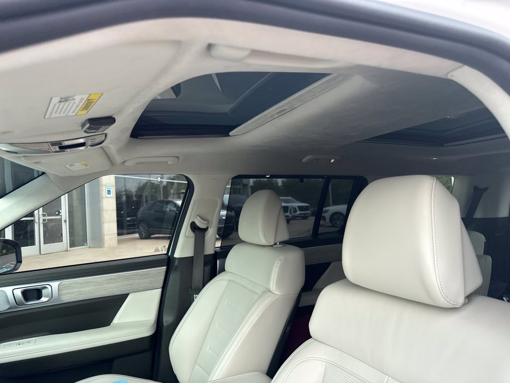 Used 2025 White Hyundai Calligraphy image 6