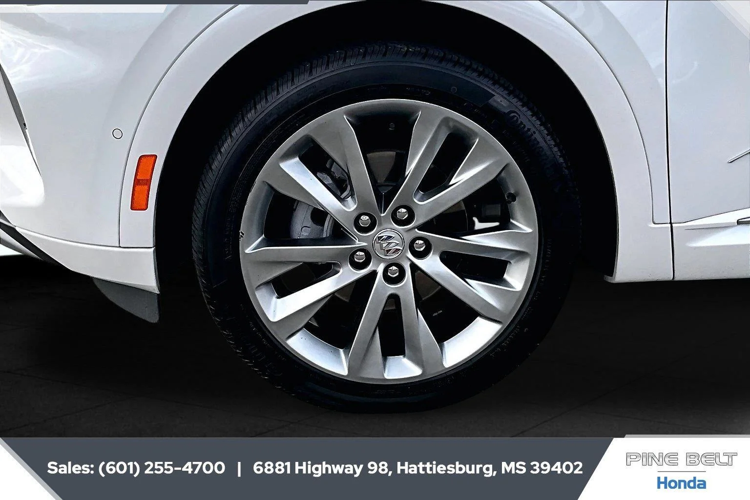Used 2023 White Frost Tricoat Buick Avenir image 7
