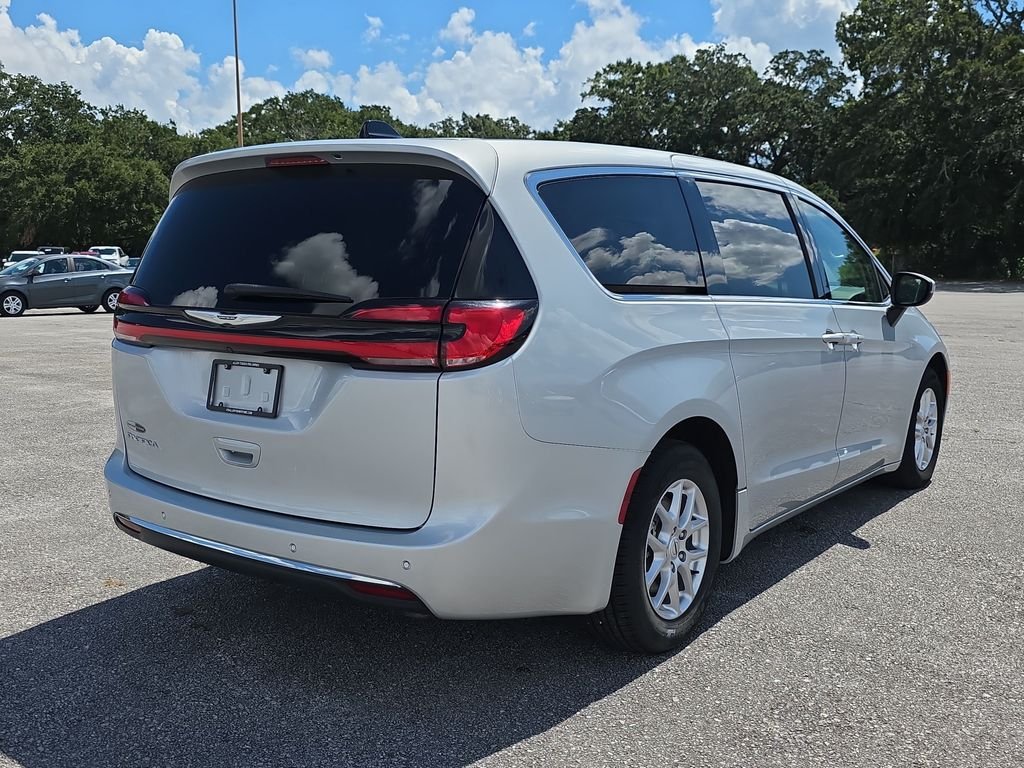 Used 2023 Silver Mist Clearcoat Chrysler Touring L image 8