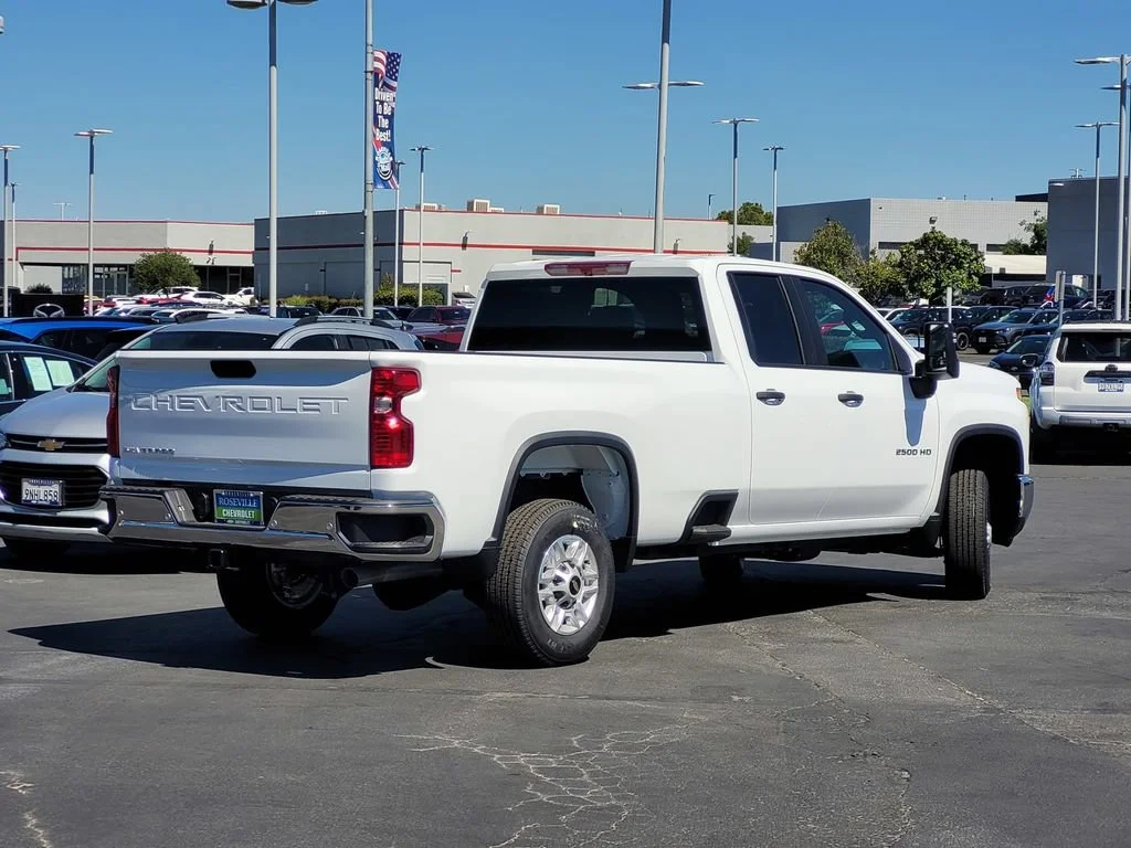 New 2026 Summit White Chevrolet WT image 4
