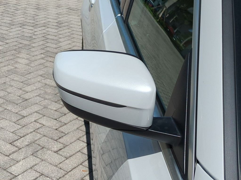 New 2026 Mineral White Metallic BMW 330i xDrive image 12
