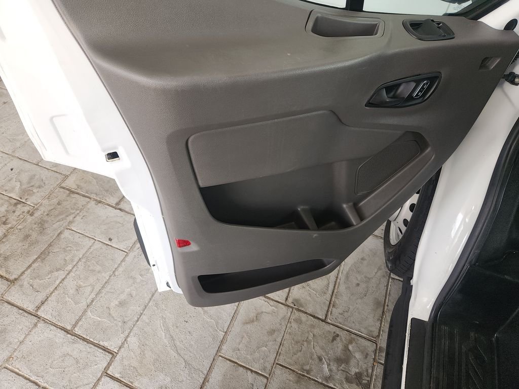 Used 2022 White Ford Box Truck image 30