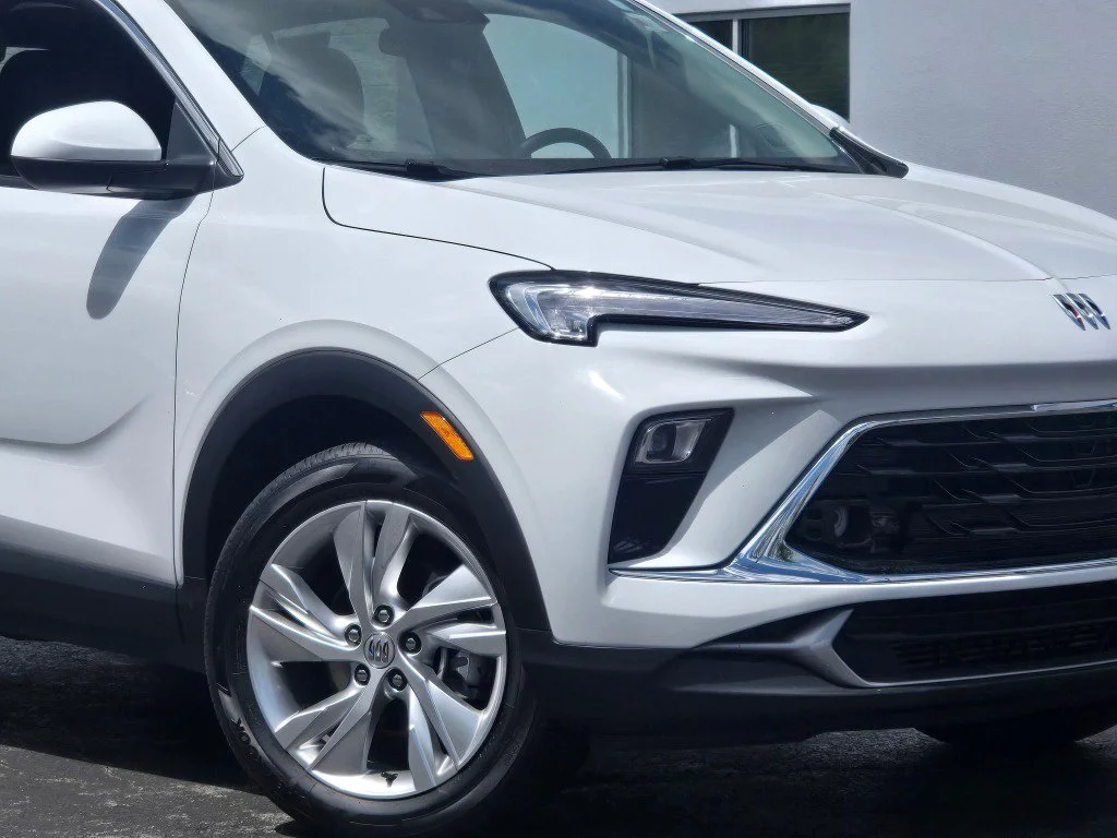Used 2025 Summit White Buick Preferred image 3