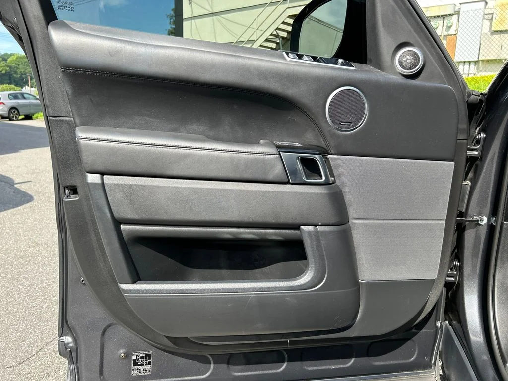 Used 2022  Land Rover HSE Dynamic image 9
