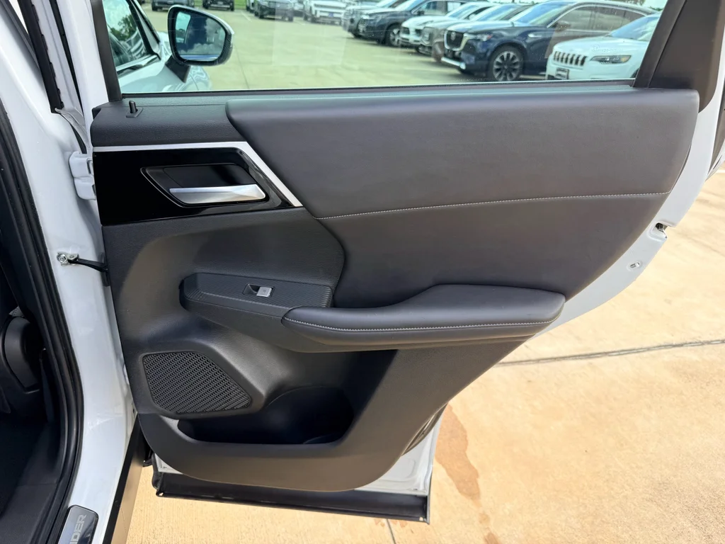 Used 2023  Mitsubishi SE Special Edition image 14