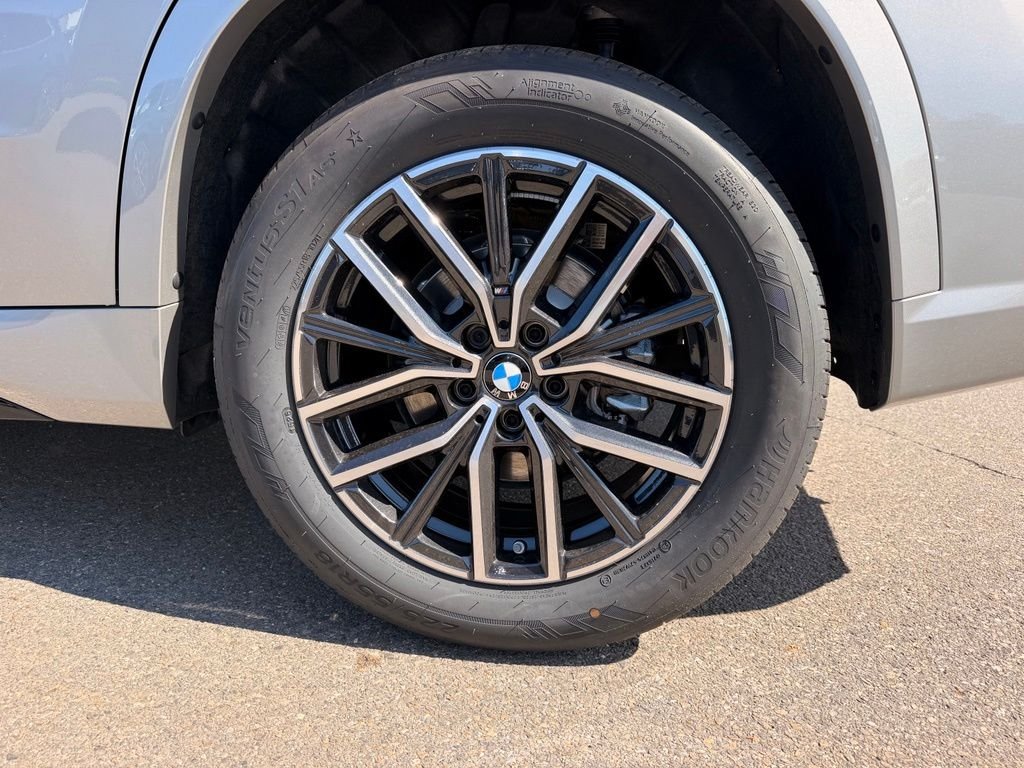 New 2027 Space Silver Metallic BMW xDrive28i image 5