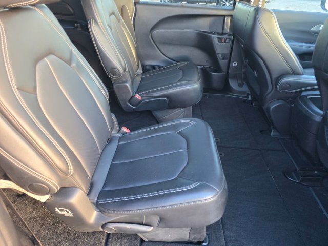 Certified Used 2025 Bright White Clearcoat Chrysler Select image 29