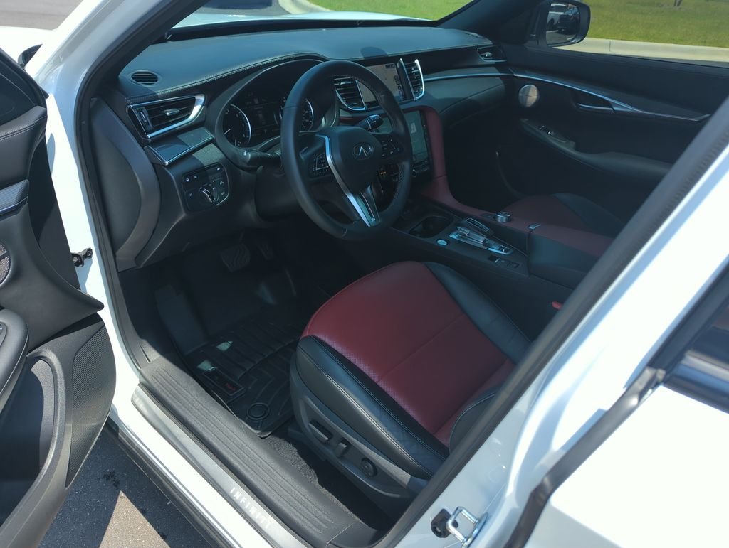 Used 2025 White INFINITI SPORT image 11