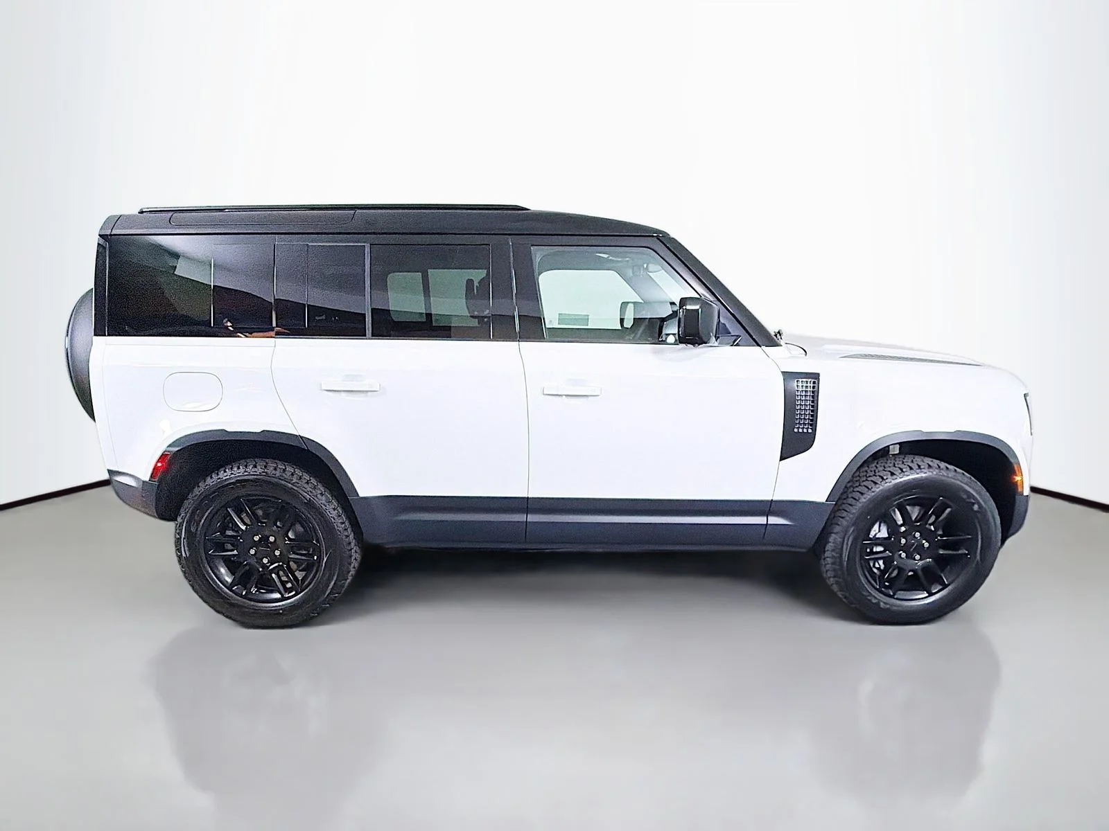 New 2026 Fuji White Land Rover S image 6