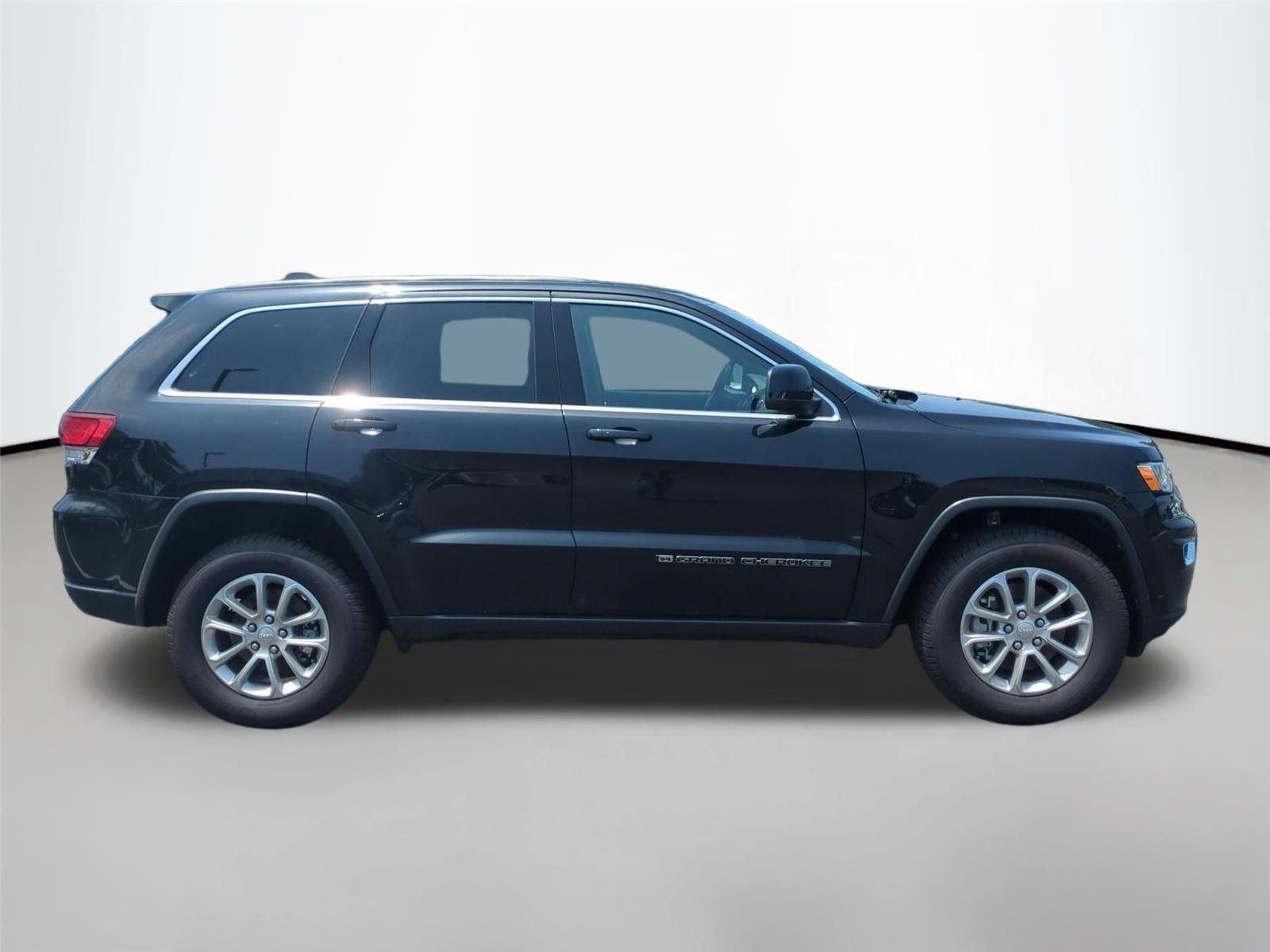 Used 2022 Diamond Black Crystal Pearlcoat Jeep Laredo X image 6