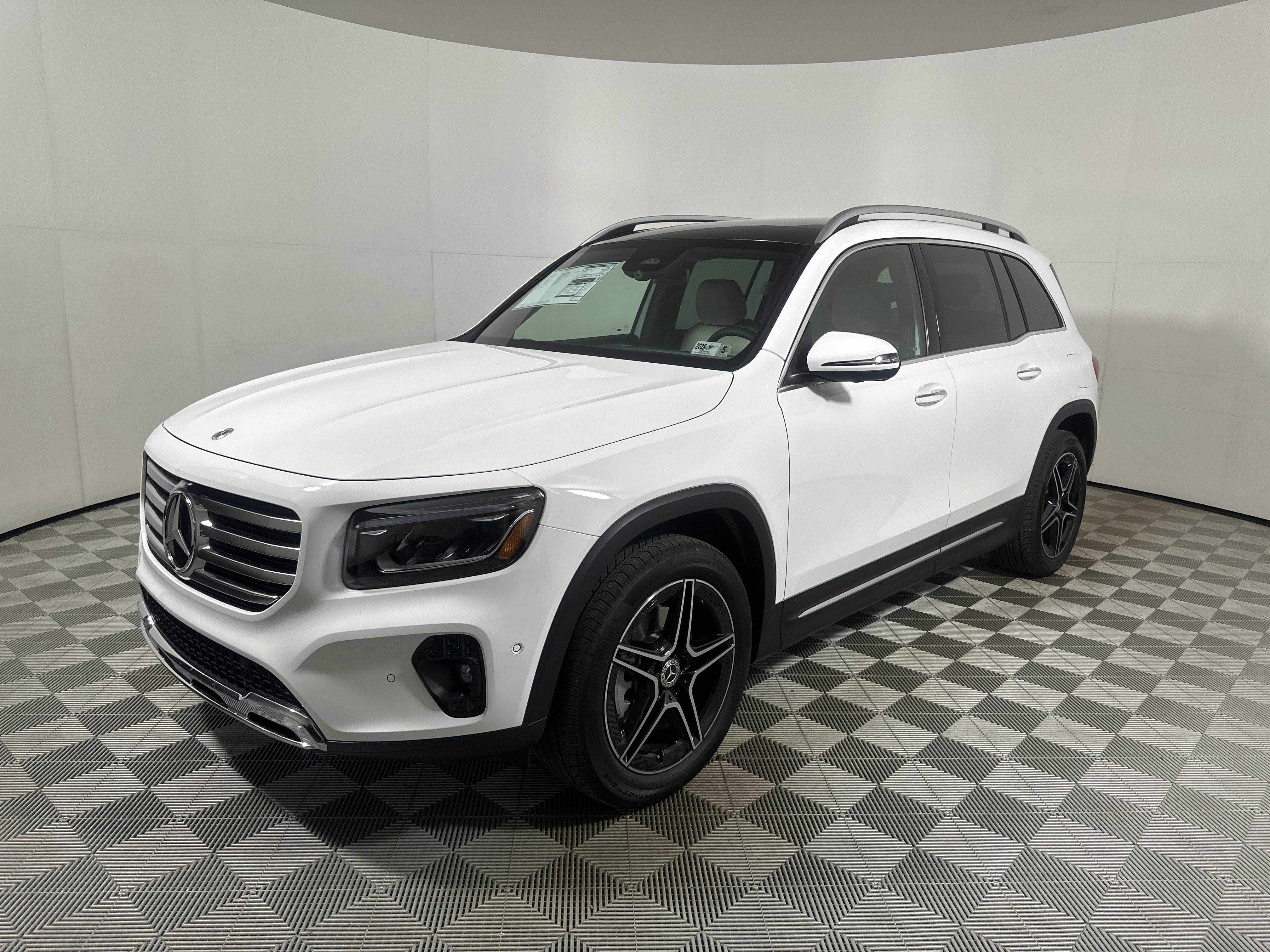New 2026 Polar White Mercedes-Benz GLB 250 image 30