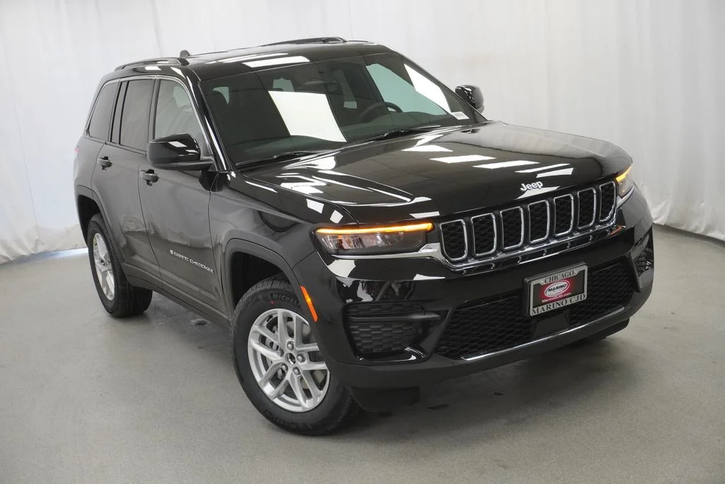 New 2026 Diamond Black Crystal Pearl-Coat Exterior Paint Jeep Laredo X image 8