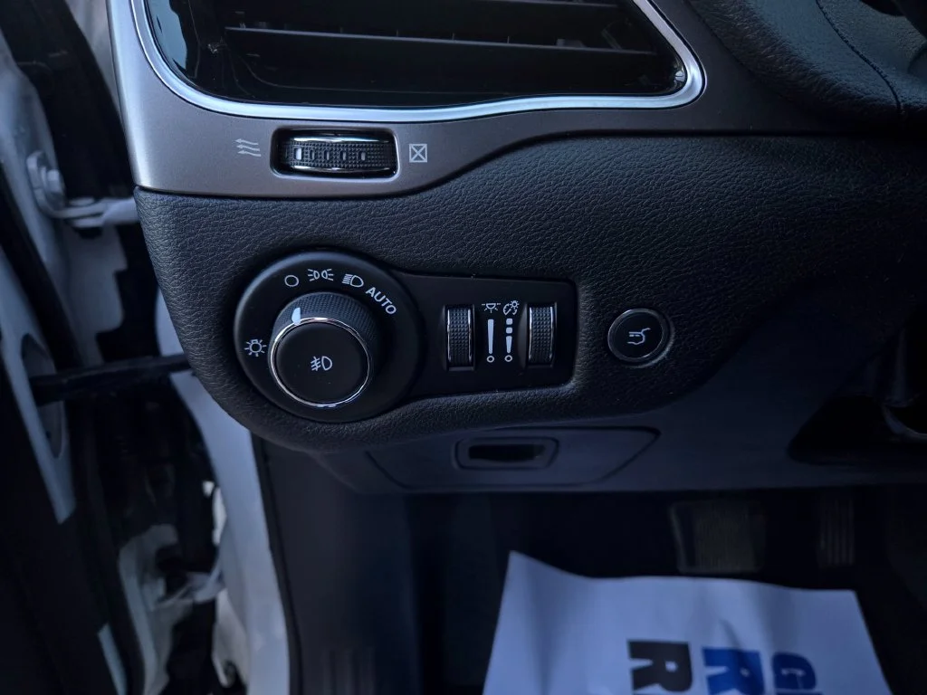 Used 2019 White Jeep Limited image 12