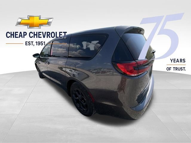 Used 2022 Gray Chrysler Hybrid Touring L image 4
