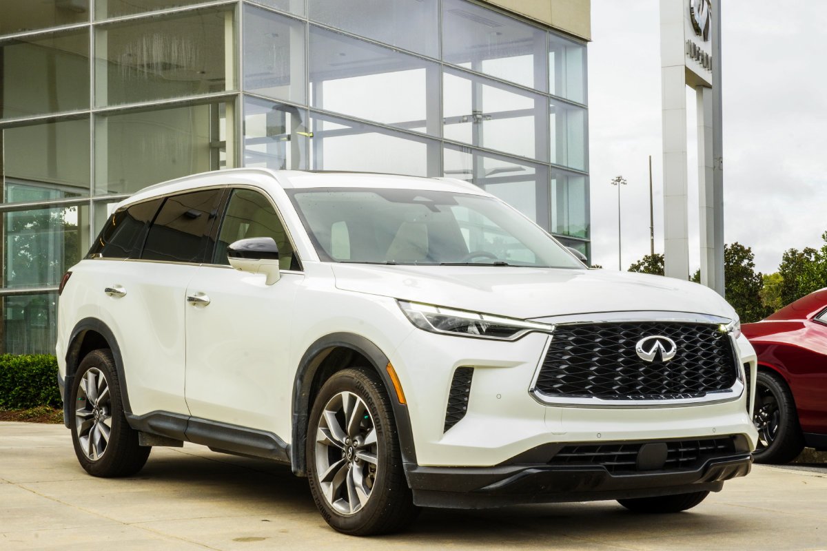 Used 2023 White INFINITI LUXE image 4