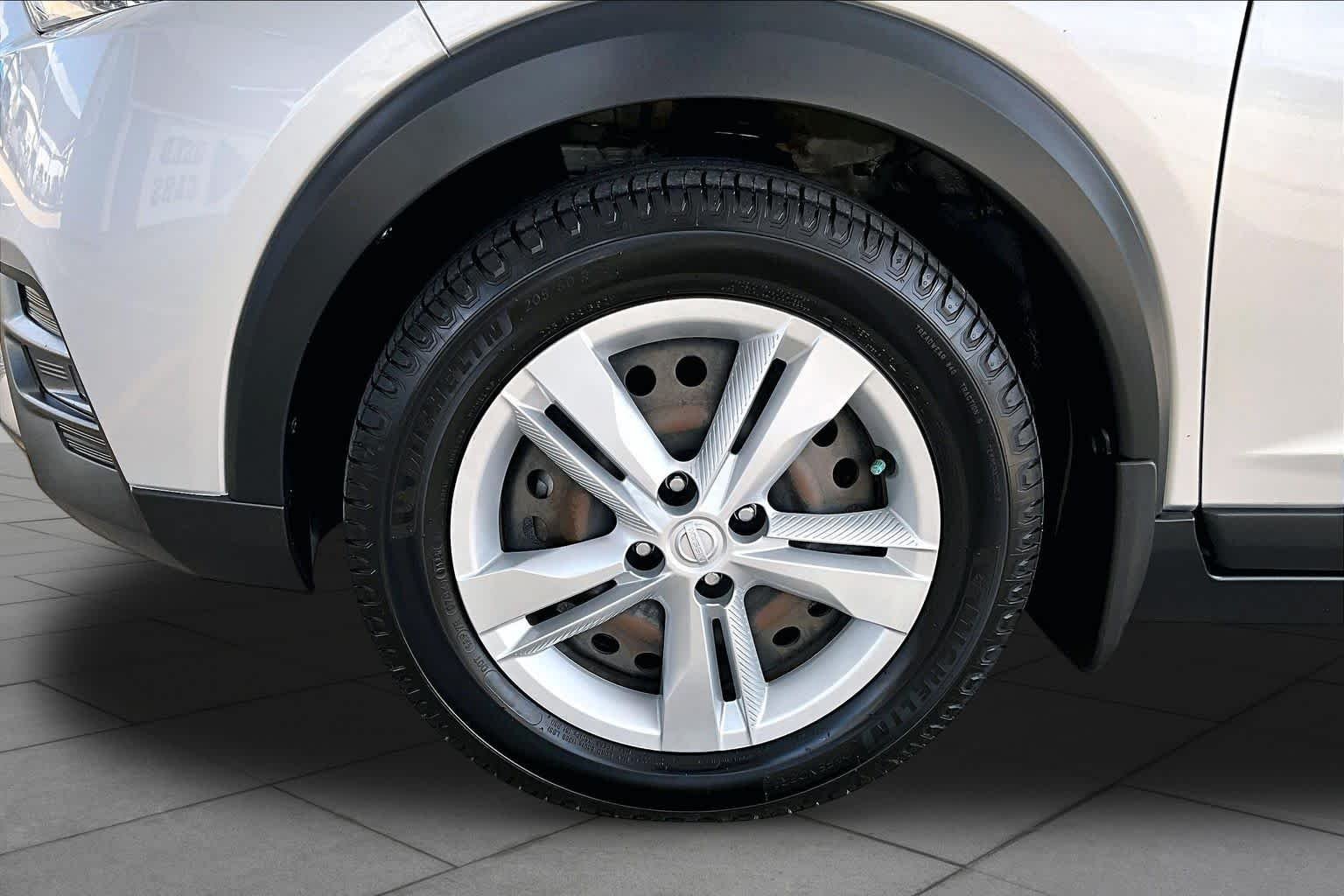 Used 2019 Brilliant Silver Metallic Nissan S image 10